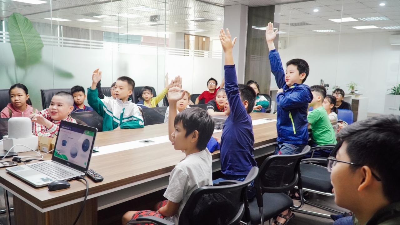 Các em học sinh đang hào hứng điều khiển giải pháp nhà thông minh Lumi